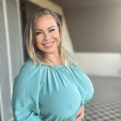 Bella Bodhi - Confidenceinmybody OnlyFans photos and videos