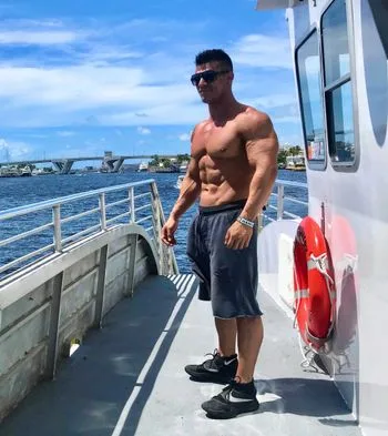 Muscle flex OnlyFans photos and videos