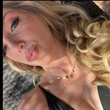 Willow Rae ♀️ OnlyFans photos and videos
